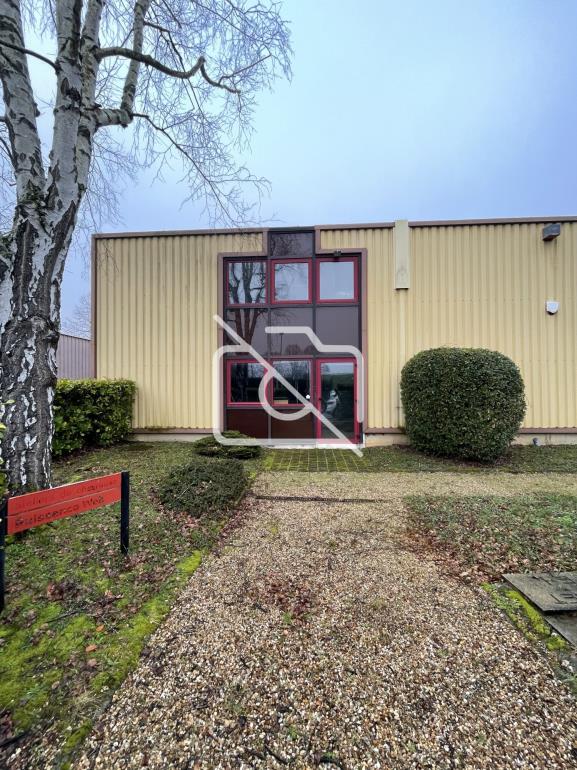 Entrepôt à louer à Magny-les-Hameaux - 541 m²