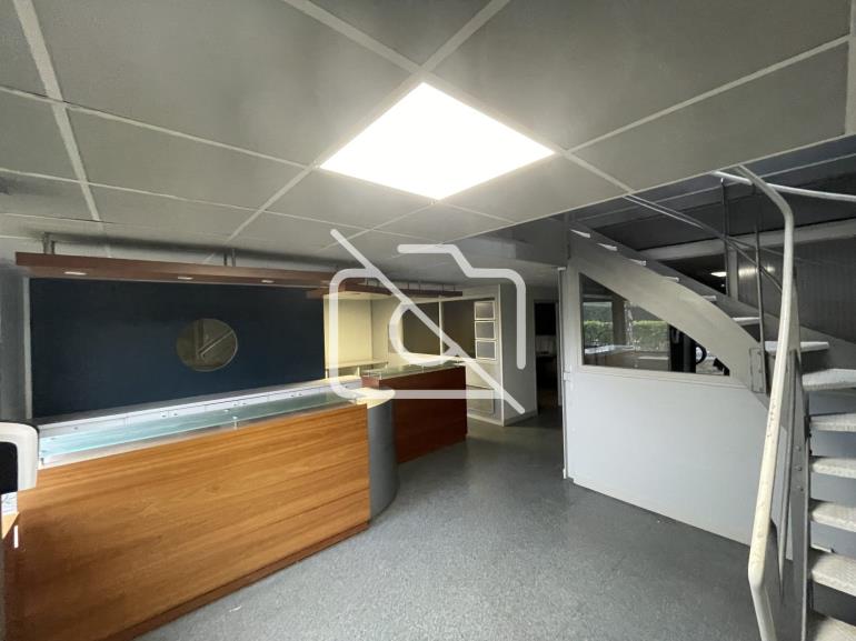 Entrepôt à louer à Magny-les-Hameaux - 541 m²