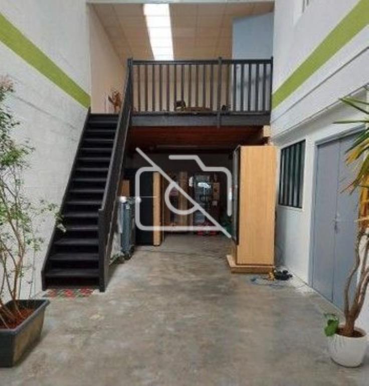 Entrepôt à louer à Lisses - 160 m²