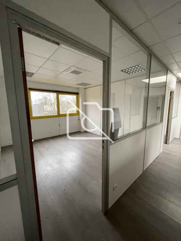Entrepôt à louer à Buc - 591 m²