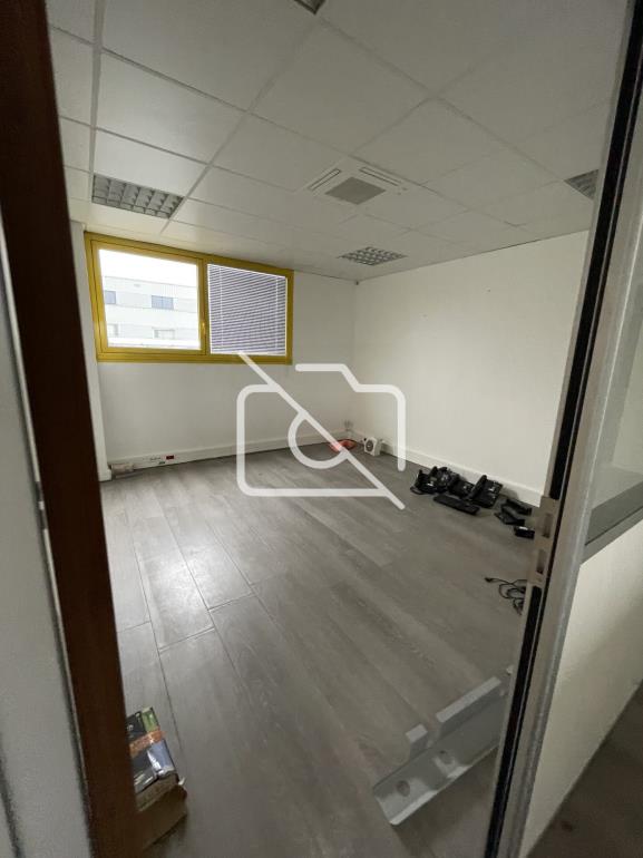 Entrepôt à louer à Buc - 591 m²