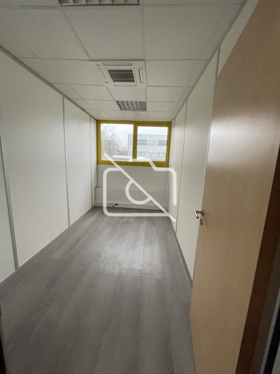 Entrepôt à louer à Buc - 591 m²