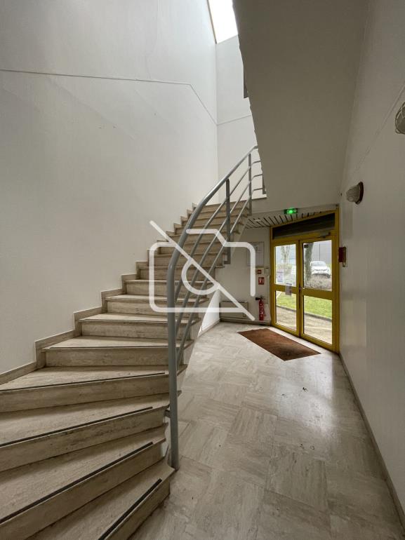 Entrepôt à louer à Buc - 591 m²