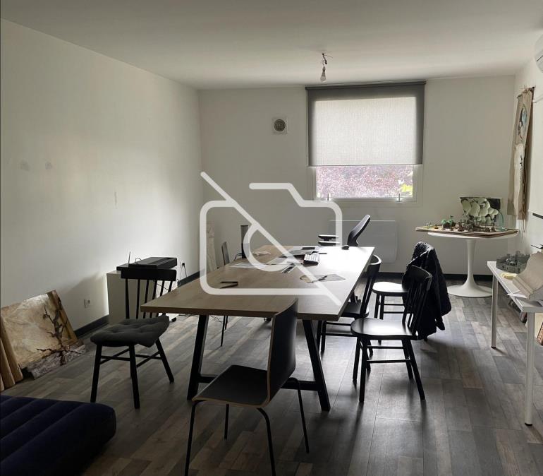 Entrepôt à vendre à Saint-Pierre-du-Perray - 600 m²