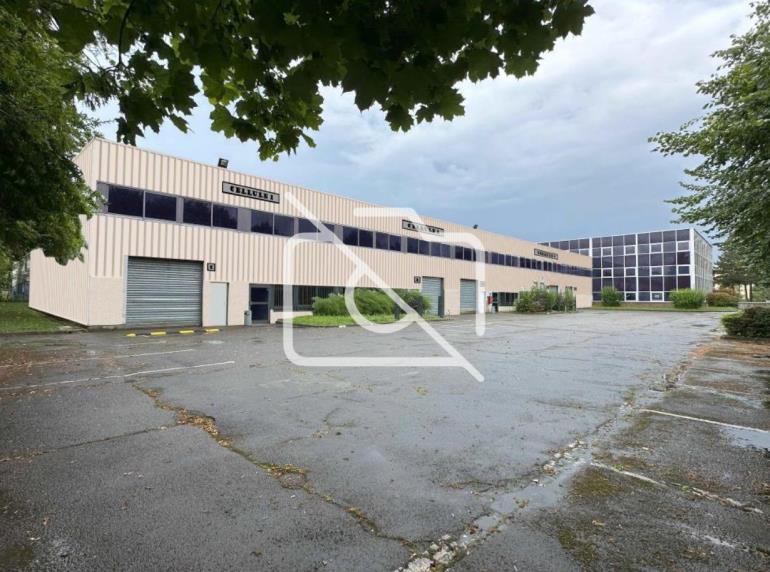Entrepôt à louer à Buc - 3 969 m²
