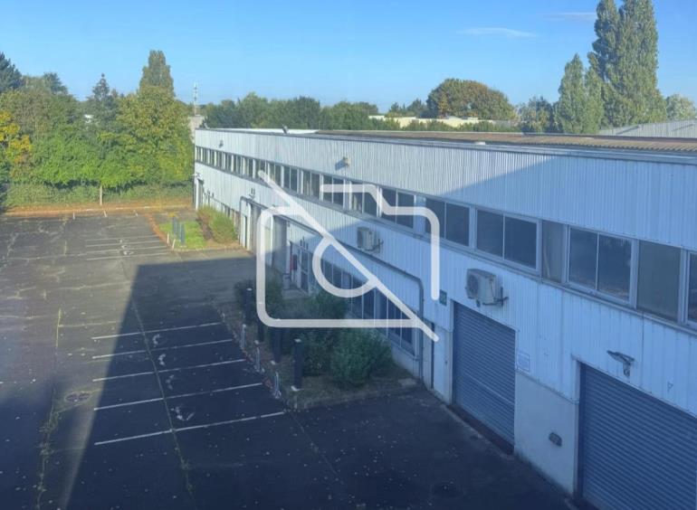 Entrepôt à louer à Buc - 3 969 m²