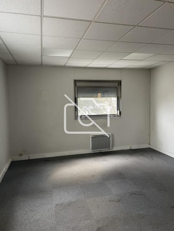 Entrepôt à vendre à Clayes-sous-Bois - 2 975 m²