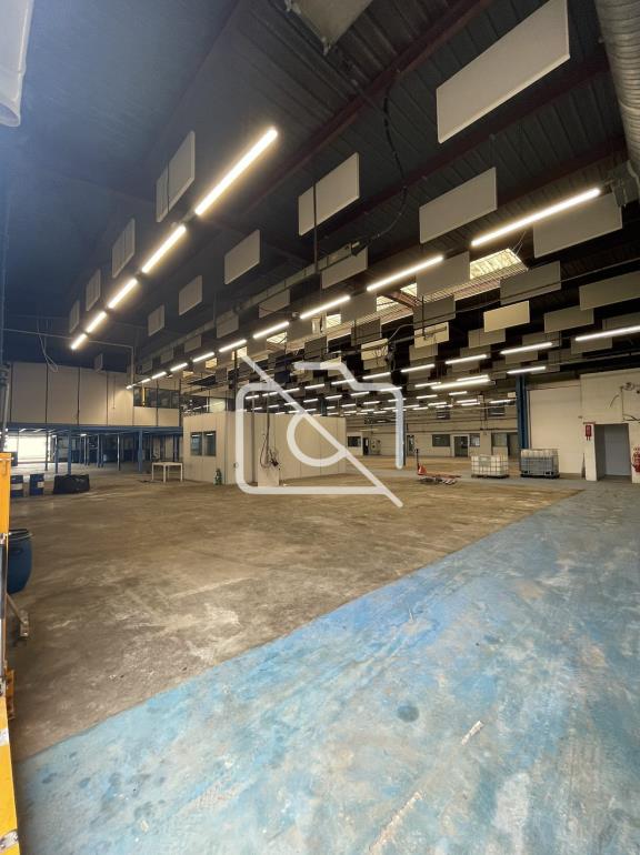 Entrepôt à vendre à Clayes-sous-Bois - 2 975 m²