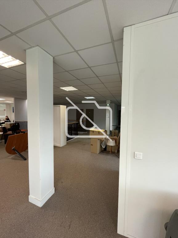 Entrepôt à louer à Montigny-le-Bretonneux - 2 361 m²