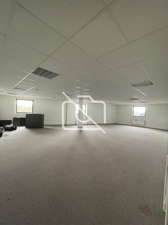 Entrepôt à louer à Montigny-le-Bretonneux - 2 361 m²