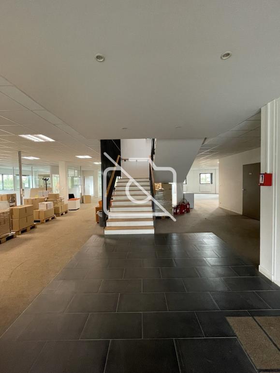 Entrepôt à louer à Montigny-le-Bretonneux - 2 361 m²