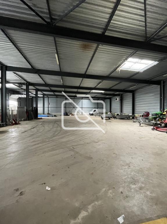 Entrepôt à louer à Montigny-le-Bretonneux - 2 361 m²