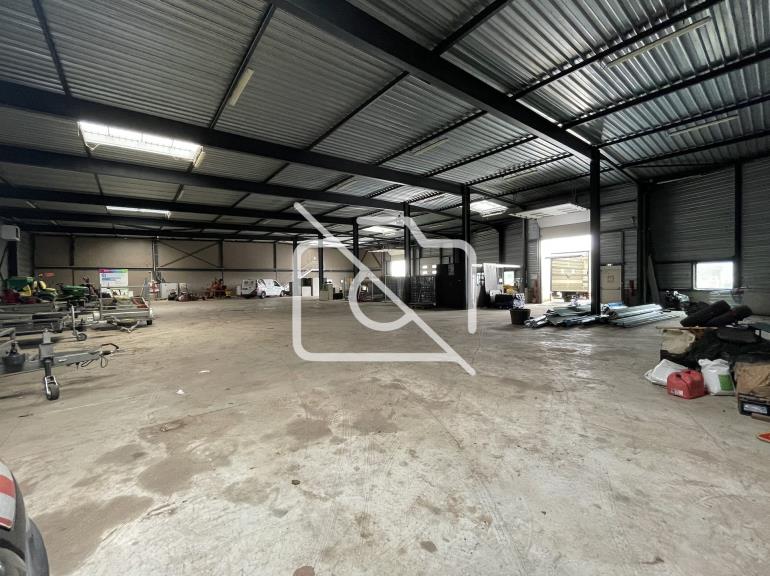 Entrepôt à louer à Montigny-le-Bretonneux - 2 361 m²