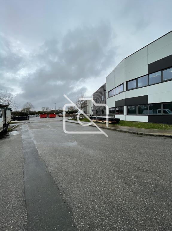 Entrepôt à louer à Montigny-le-Bretonneux - 2 361 m²