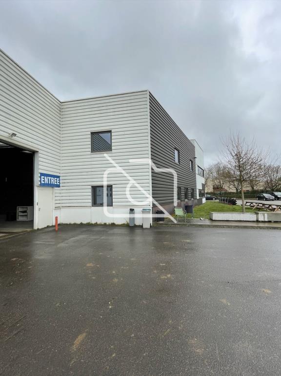 Entrepôt à louer à Montigny-le-Bretonneux - 2 361 m²