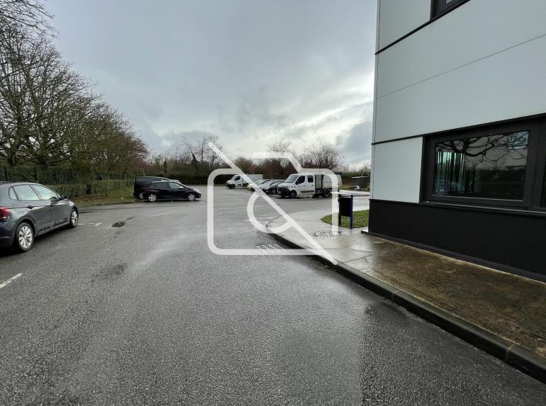 Entrepôt à louer à Montigny-le-Bretonneux - 2 361 m²