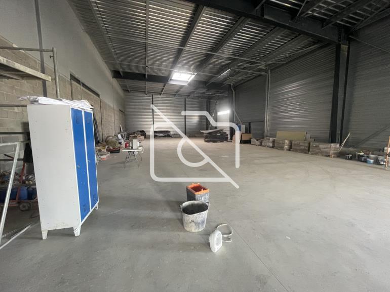 Entrepôt à louer à Villeneuve-sous-Dammartin - 1 517 m²