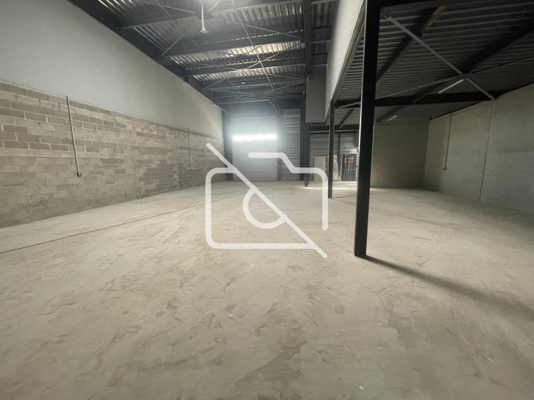 Entrepôt à louer à Villeneuve-sous-Dammartin - 1 517 m²
