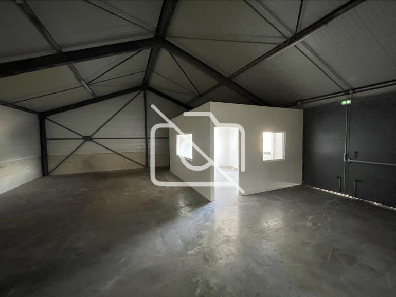 Entrepôt à louer à Grosrouvre - 198 m²