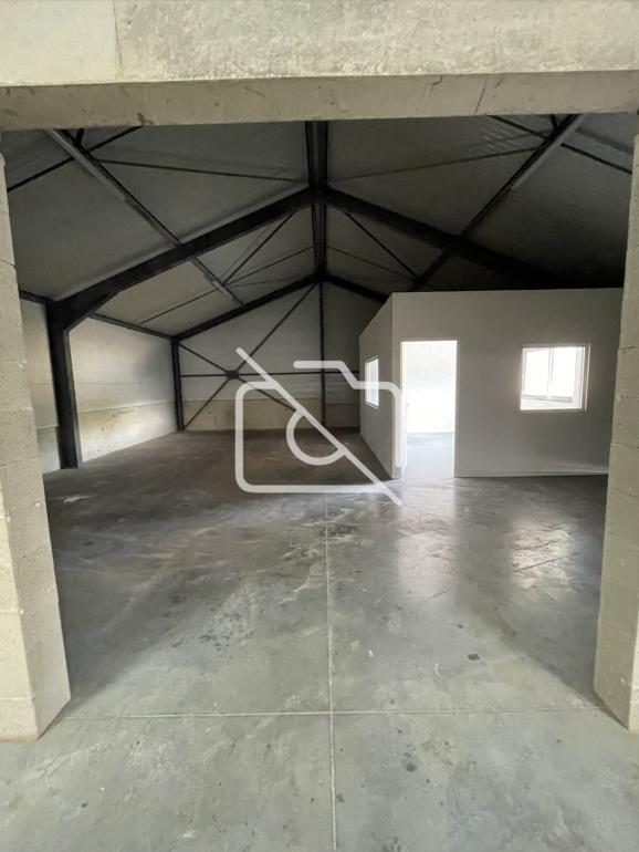 Entrepôt à louer à Grosrouvre - 198 m²