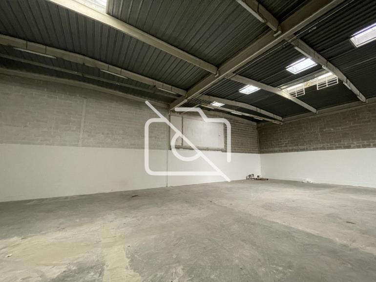Entrepôt à louer à Valenton - 342 m²