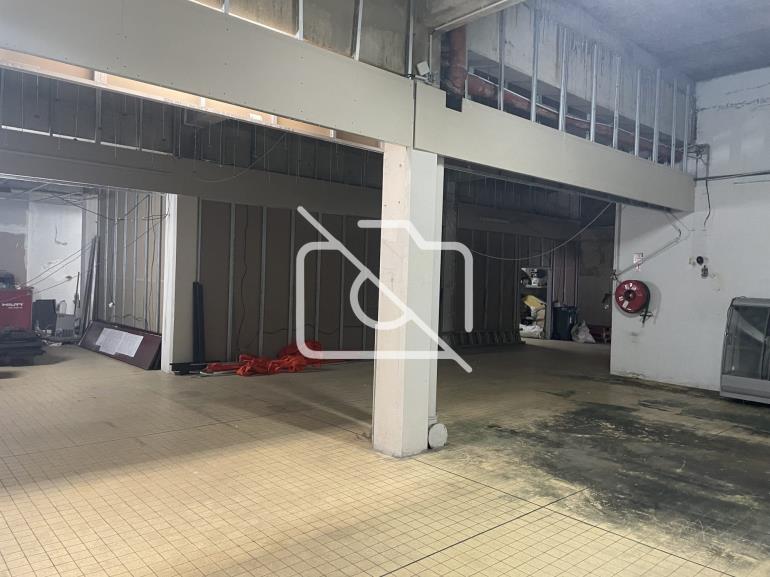Entrepôt à louer à Vitry-sur-Seine - 303 m²