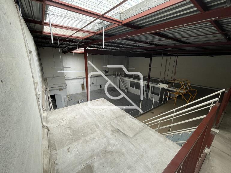 Entrepôt à louer à Trappes - 630 m²