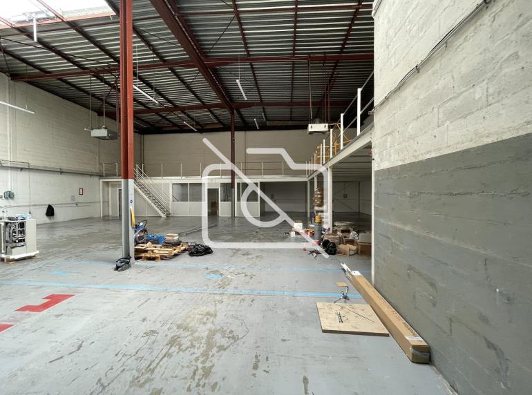 Entrepôt à louer à Trappes - 630 m²