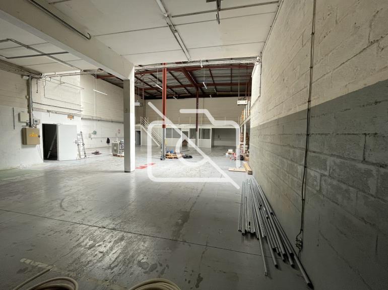 Entrepôt à louer à Trappes - 630 m²