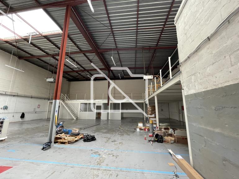 Entrepôt à louer à Trappes - 630 m²