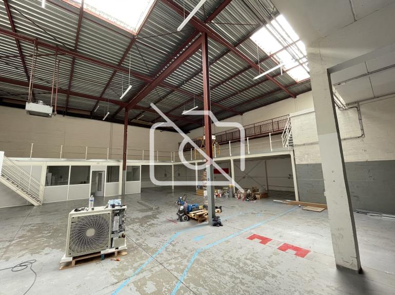 Entrepôt à louer à Trappes - 630 m²