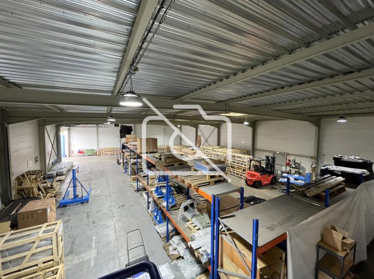 Entrepôt à louer à Houdan - 827 m²