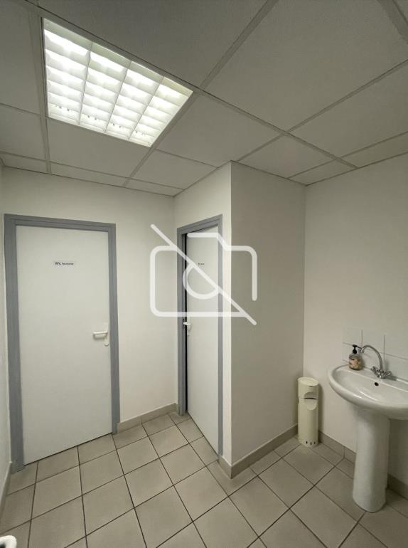 Entrepôt à louer à Houdan - 827 m²