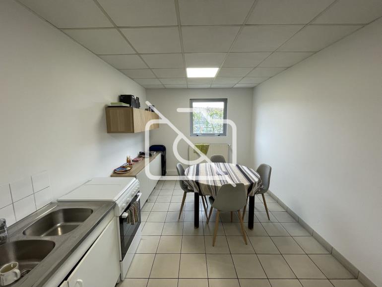 Entrepôt à louer à Houdan - 827 m²