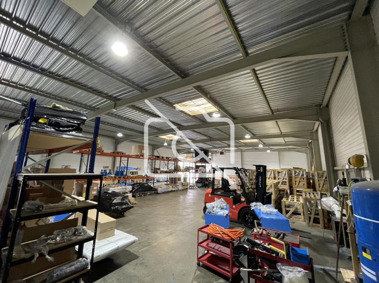 Entrepôt à louer à Houdan - 827 m²
