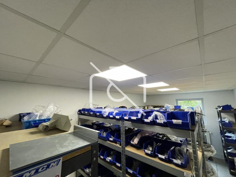 Entrepôt à louer à Houdan - 827 m²