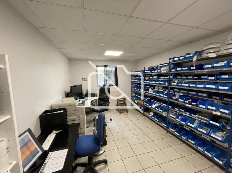Entrepôt à louer à Houdan - 827 m²