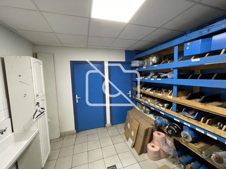 Entrepôt à louer à Houdan - 827 m²