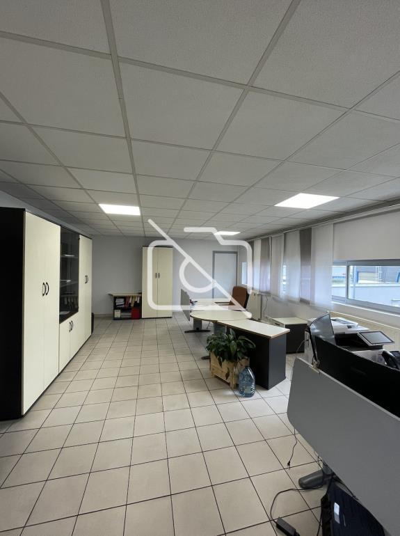 Entrepôt à louer à Houdan - 827 m²