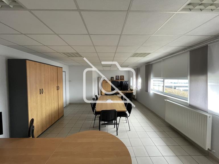 Entrepôt à louer à Houdan - 827 m²