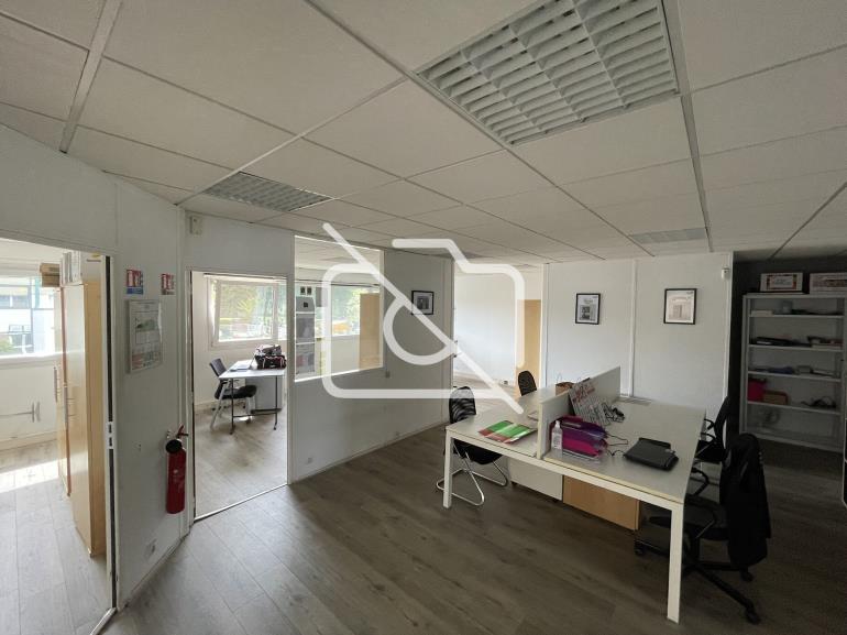 Entrepôt à louer à Trappes - 314 m²