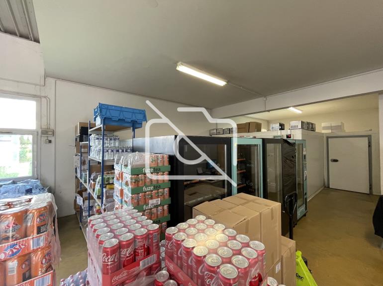 Entrepôt à louer à Trappes - 314 m²