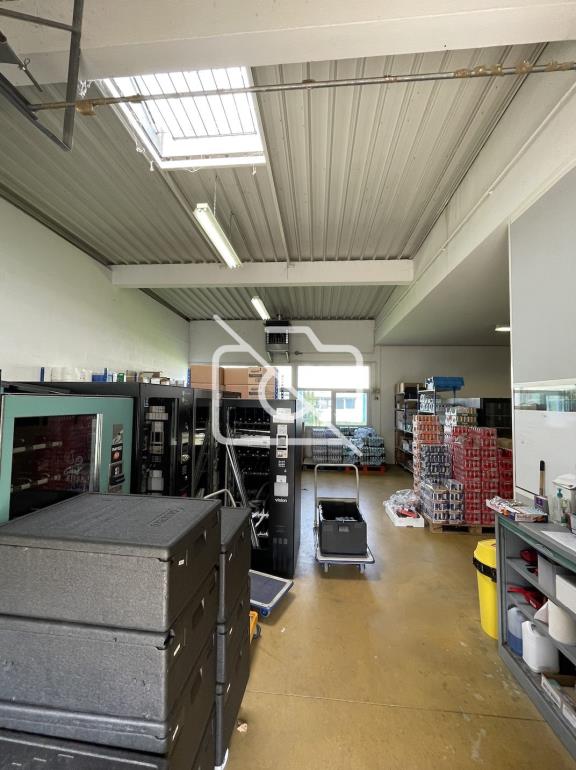 Entrepôt à louer à Trappes - 314 m²