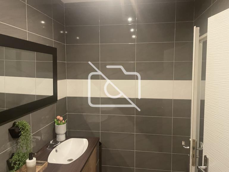 Entrepôt à vendre à Le Pin - 920 m²