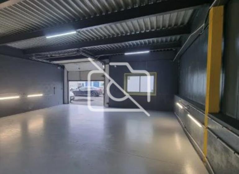 Entrepôt à louer à Lisses - 240 m²