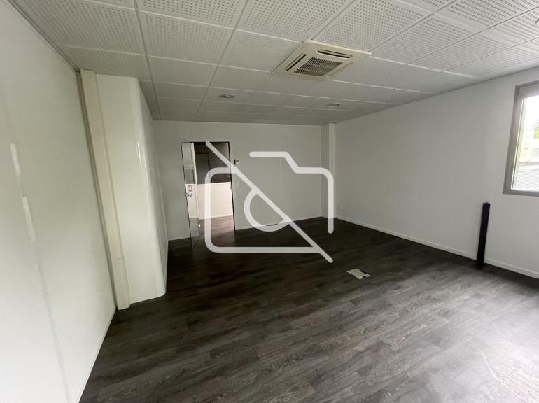 Entrepôt à louer à Trappes - 1 450 m²