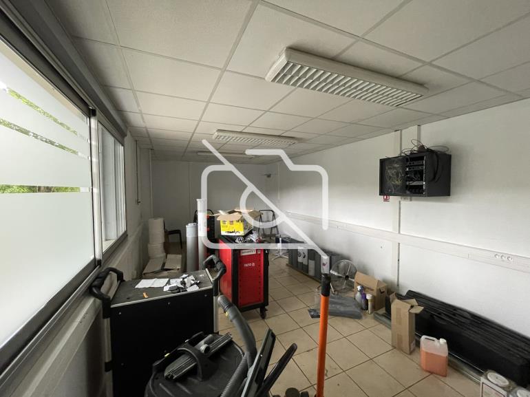Entrepôt à louer à Trappes - 1 450 m²