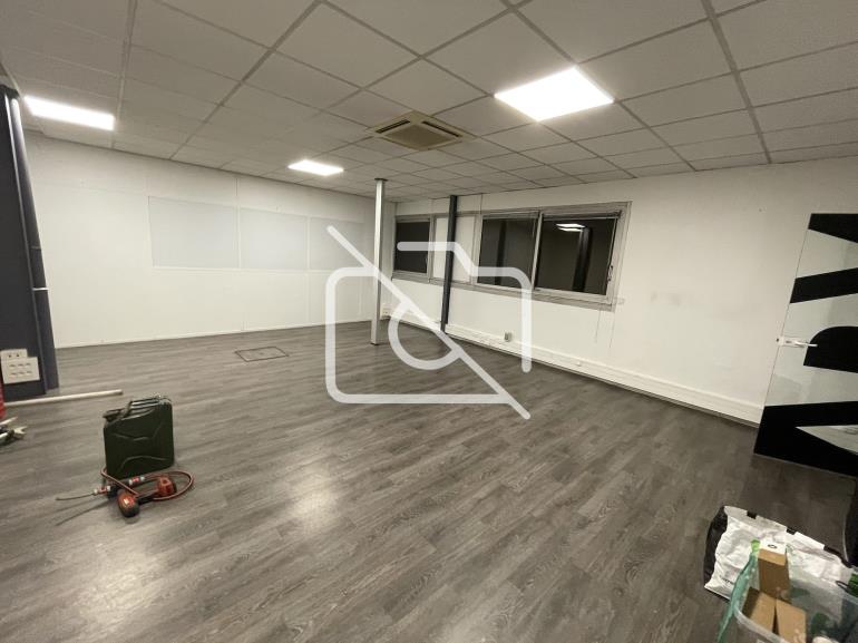 Entrepôt à louer à Trappes - 1 450 m²