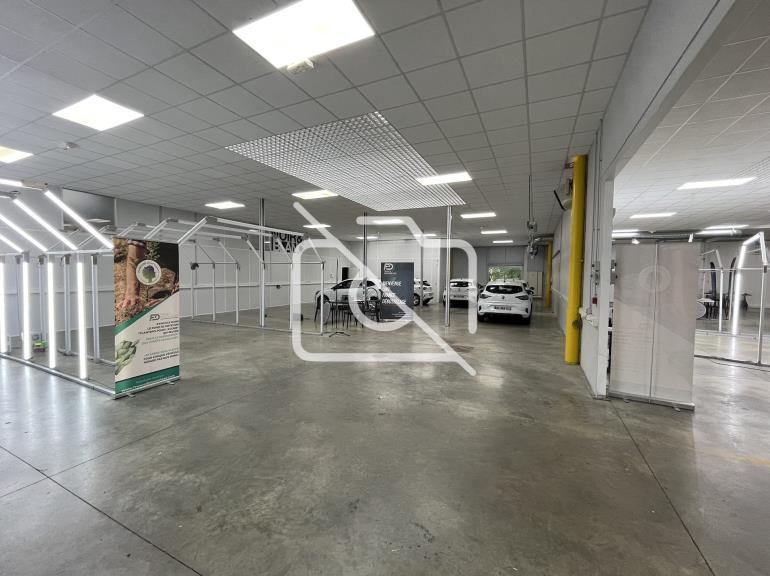 Entrepôt à louer à Trappes - 1 450 m²