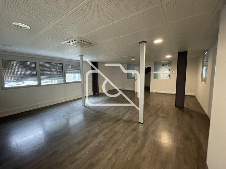 Entrepôt à louer à Trappes - 1 450 m²